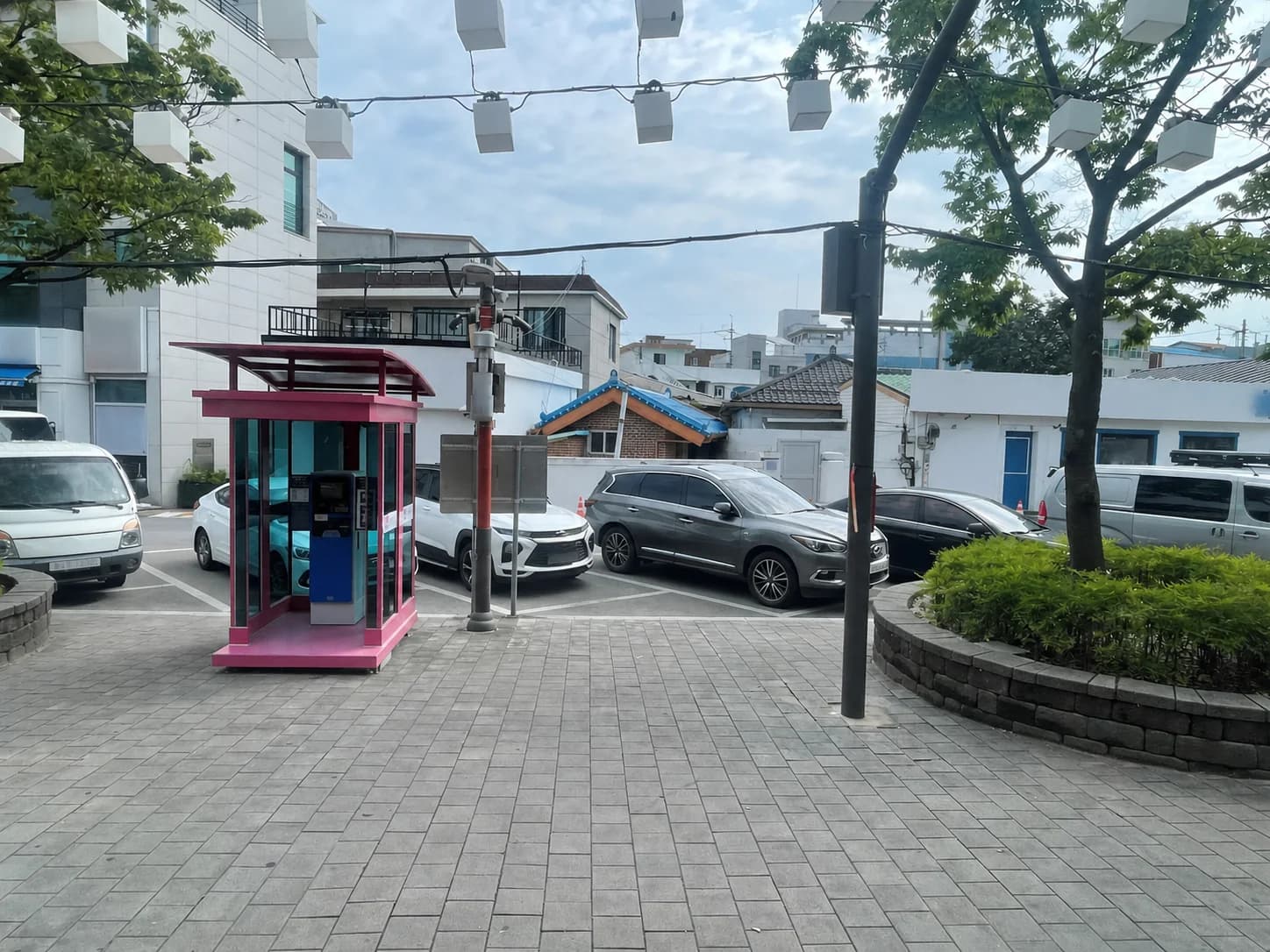 인근 보행로와 주차 환경을 함께 본 주변 전경